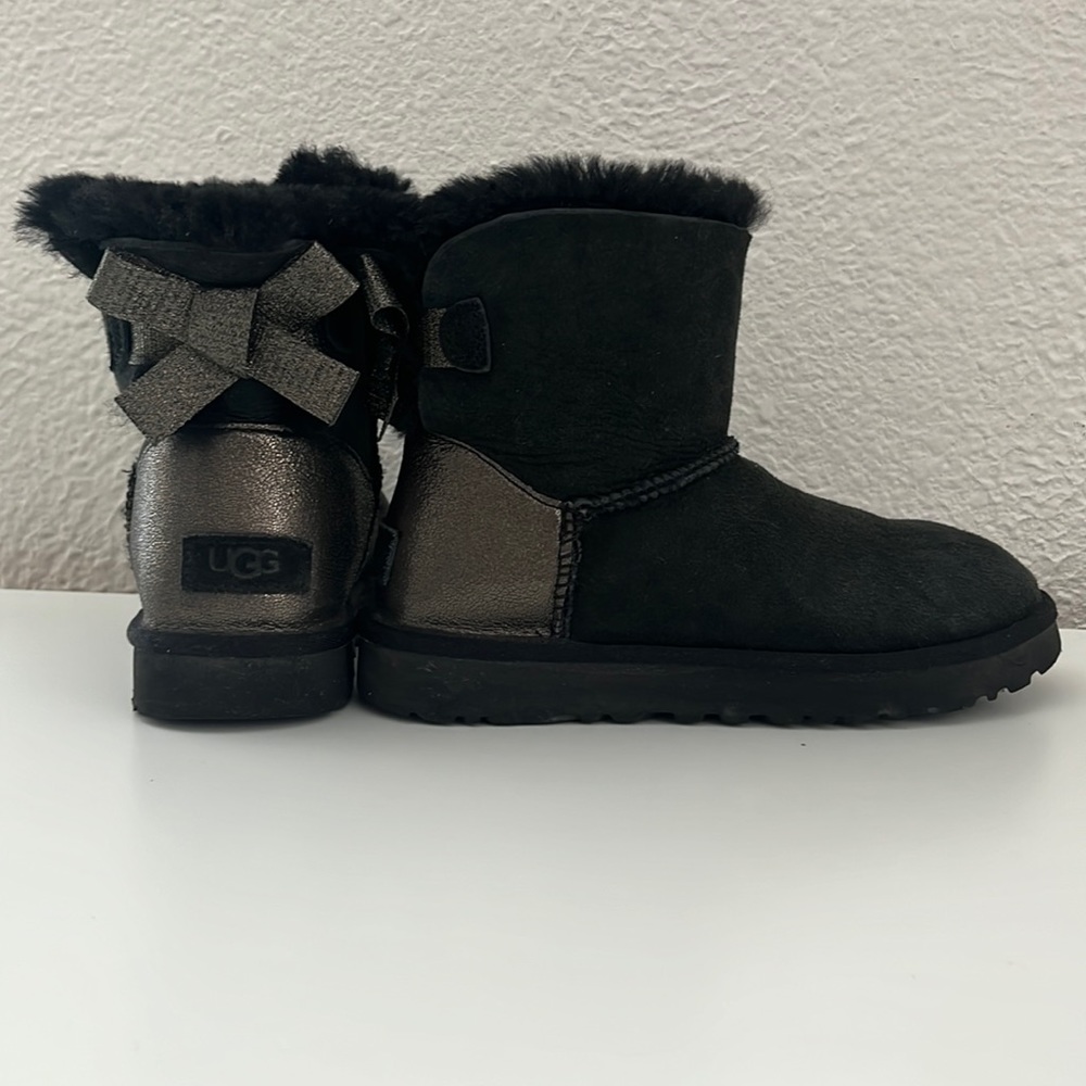 Ugg black mini Bailey bow glitz size 6